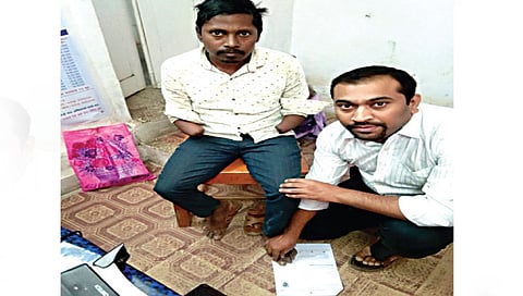 …पायाच्या अंगठ्याचा ठसा घेऊन नोंदवले आधारकार्ड