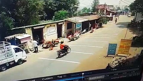 सरुड (ता. शाहूवाडी) येथील बसस्थानक परिसरातील व्यावसायिकाच्या सीसीटीव्ही कॅमेऱ्यात कैद झालेला हेल्मेटधारी चोरटा युवक. शाहूवाडी पोलीस या चोरट्याचा शोध घेत आहेत