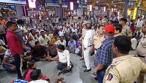 आझाद मैदानातून एसटी आंदोलकांना पोलिसांनी काढले बाहेर, सीएसटी रेल्वे स्थानकात ठिय्या