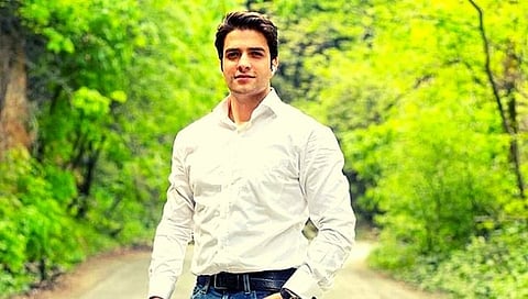 आयएएस अतहर खान यांचा हॅण्डसम लूक पाहून तरुणी फिदा