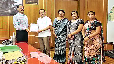 नाशिक : मनपा आयुक्त रमेश पवार यांना निवेदन देताना अजय बोरस्ते यांच्यासह बचतगटाच्या सदस्य.