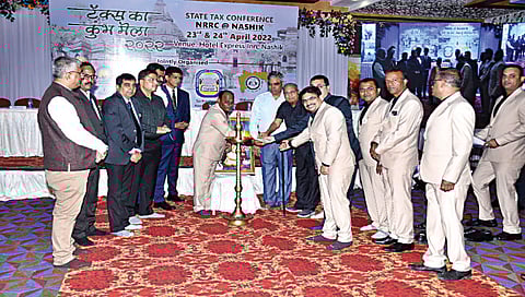 नाशिक: कर सल्लागार परिषदेच्या उद्घाटनाप्रसंगी केंद्रीय जीएसटी आयुक्त अविनाश थेटे, अपर राज्य कर आयुक्त सुभाष येंगडे, अनिल चव्हाण आदी.