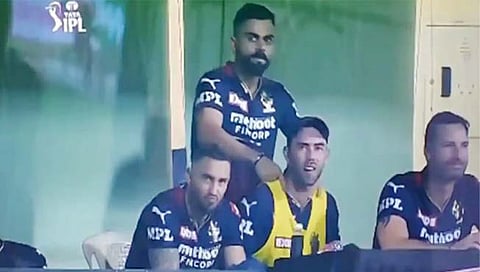 Virat Kohli : विराटने केली मॅक्सवेलची ‘बॉडी मसाज’, सोशल मीडियावर Video ची खळबळ!