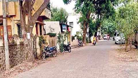 इस्लामपूर : जनता हायस्कूल, कुसुमगंध गार्डन परिसरातील रस्ता.