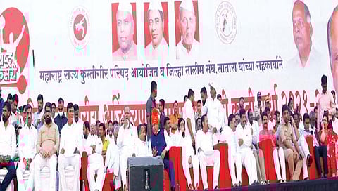 महाराष्ट्र केसरी स्पर्धा समारोप कार्यक्रमात व्यासपीठावर उपस्थित असलेले मंत्री ना. एकनाथ शिंदे, खा. श्री. छ. उदयनराजे भोसले, खा. श्रीनिवास पाटील, ना. शंभूराज देसाई, पद्मश्री पै. सतपाल, आ. शिवेंद्रराजे भोसले, आ. शशिकांत शिंदे, साहेबराव पवार व इतर.