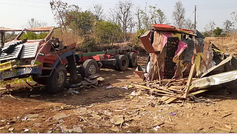 घाटातील अपघातग्रस्त मालट्रक