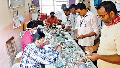 कोल्हापूर: पंचगंगा स्मशानभूमीतील गुप्तदान पेटीतील रक्कम मोजताना महापालिकेचे कर्मचारी.