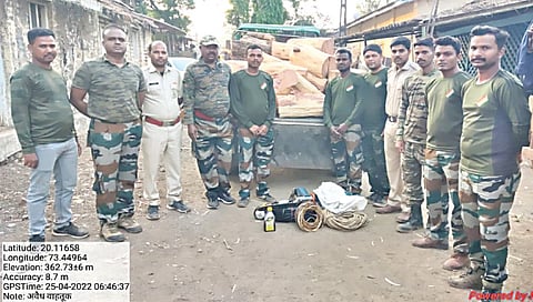 नाशिक : हरसूल वनपरिक्षेत्रात जप्त करण्यात आलेल्या ट्रॅक्टर व खैर लाकडांसह वनविभागाचे अधिकारी-कर्मचारी.