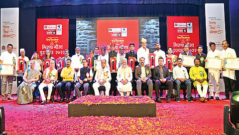 गिरणा गौरव पुरस्काराचे वितरण,www.pudhari.news