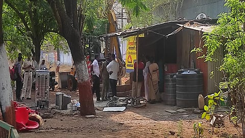 सातपूर आयटीआय सिग्नल जवळ झुणका भाकर केद्रावर अतिक्रमण कारवाई करताना मनपा अधिकारी