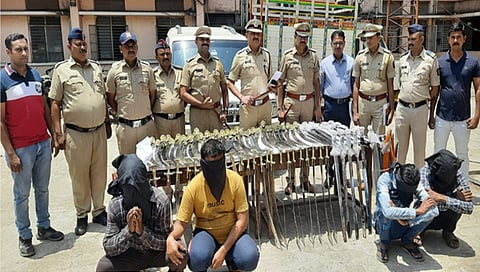 धुळे : स्कार्पिओतून हत्यारांची वाहतूक ; चौघांकडून 89 तलवारी, 1 खंजीर जप्त