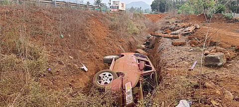 अपघात : मुंबई-गोवा महामार्गावर तवेरा मोटार उलटून ६ जण जखमी