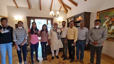 नाशिक : धावपटूंचा सन्मान करताना पालकमंत्री छगन भुजबळ. समेवत इतर मान्यवर.