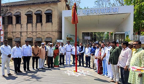 धुळ्यात सार्वजनिक गुढी उभारून हिंदू नववर्षाचे स्वागत
