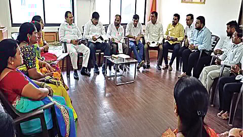 नाशिक ः नाशिकरोड विभागाच्या पदाधिकार्यांच्या बैठकीप्रसंगी सुनिल बागूल, विजय करंजकर, सुधाकर बडगुजर आदी.