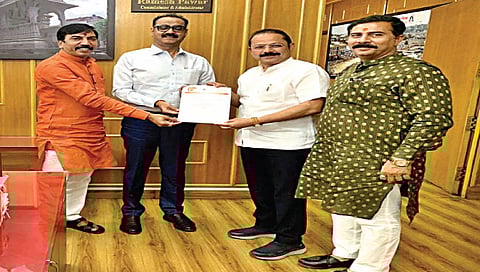 नाशिक : मनपा आयुक्त रमेश पवार यांना निवेदन देताना अजय बोरस्ते, विलास शिंदे, संतोेष गायकवाड.