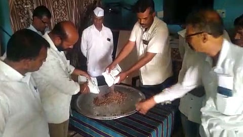 नाशिक : बोकटे येथील माध्यमिक विद्यालयात शिल्लक पोषण आहार धान्यास लागली किड