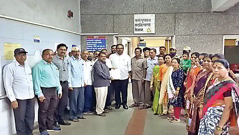 पंचवटी : पाणीप्रश्नी मनपा मुख्यालयात धडकलेले ओंकारनगरवासीय.