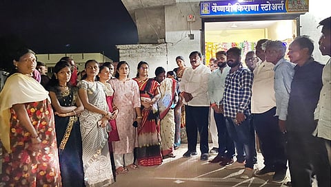 नाशिक- सुधाकर बडगुजर यांच्याकडे पाथर्डी परिसरातील समस्या मांडताना नागरिक.