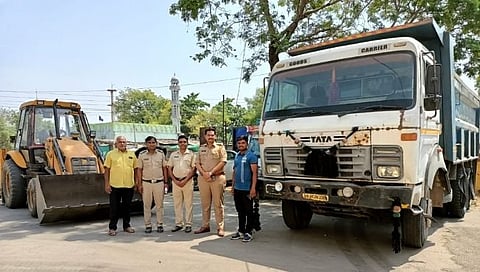 पैठण : घारेगाव येथे वाळू माफियावर कारवाई ; ३५ लाख २५ हजार रुपयांचा मुद्देमाल जप्त