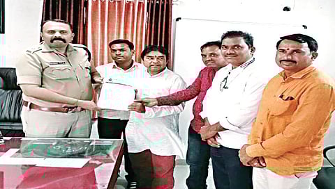 पंचवटी : वणवामुक्तीसाठी जिल्हा पोलिस आयुक्त सचिन पाटील यांना निवेदन देताना राम खुर्दळ, भारत पिंगळे, शिवाजी धोंडगे, प्रदीप पिंगळे, जितेंद्र साठे.