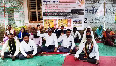 धुळे : प्रहार जनशक्ती पक्षाचे तहसीलसमोर उपोषण, सौर प्रकल्पासाठी जमिनी हडपल्याचा आरोप