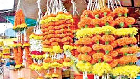 सातारा : यात्रा-जत्रांमुळे फूल बाजार वधारला