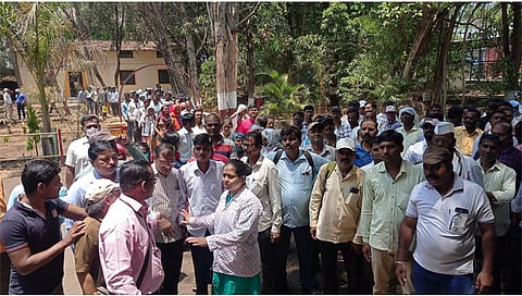 नाशिक : न्यायालयाच्या आदेशाने बस चालक कामावर हजर होण्यासाठी विभागीय कार्यालयात हजेरी लावण्यासाठी गर्दी करत आहेत. (छाया: हेमंत घोरपडे)