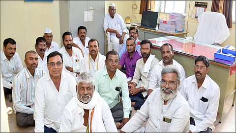 सटाण्यातील महावितरण कंपनीच्या कार्यकारी अभियंत्यांच्या दालनात ठिय्या करताना आंदोलनात बाजार समितीचे संचालक नरेंद्र अहिरे, प्रभाकर रौदळ, कांदा उत्पादक संघटनेचे प्रमुख अभिमान पगार, टेंभेचे सरपंच भाऊसाहेब अहिरे आदी.