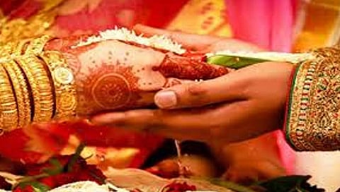 बीड : दोन लाख घेऊन नवरीने बांधली ‘रेशीमगाठ’ आठ दिवसांत फिरवली नवरदेवाकडे ‘पाठ’