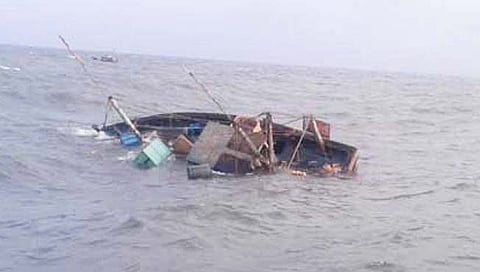 मुंबईत मासेमारी बोट बुडाली; खलाशाला वाचवण्यात यश