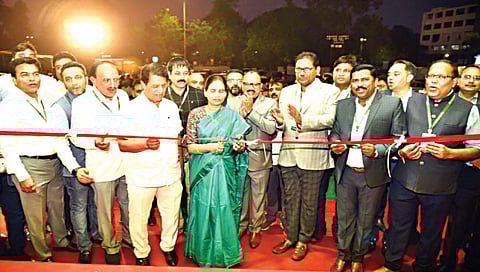 नाशिक क्रेडाई मेट्रो प्रॉपर्टी एक्स्पो’च्या उद्घाटन करताना केंद्रीय राज्यमंत्री डॉ. भारती पवार.