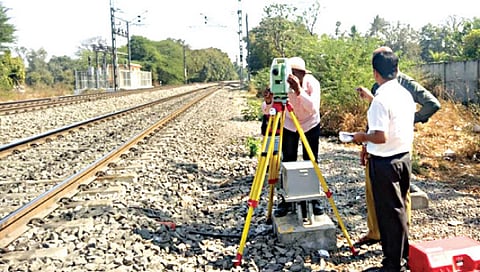 नाशिक-पुणे रेल्वेमार्ग भूसंपादनाला गती; शेतकर्यांचे लक्ष बागायती क्षेत्राच्या दरांकडे
