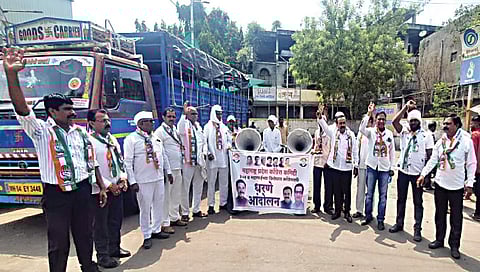 मालेगाव : शहरातील पेट्रोल पंपासमोर वाढत्या महागाईच्या निषेधार्थ भोंगा आंदोलन करताना काँग्रेसचे जिल्हाध्यक्ष डॉ. तुषार शेवाळे यांच्यासह पदाधिकारी व कार्यकर्ते.