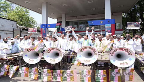 धुळे - भोंगे आंदोलनात सहभागी महाराष्ट्र प्रदेश काँग्रेस कमिटीचे पदाधिका-यांसह कार्यकर्ते. (छाया: यशवंत हरणे)