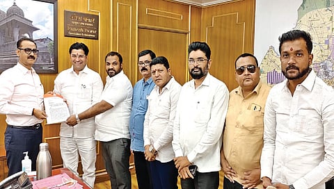 नाशिक : महापालिका आयुक्त रमेश पवार यांना निवेदन सादर करताना मनसेचे पदाधिकारी.