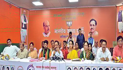 नाशिक : पत्रकार परिषदेत बोलताना माजी मंत्री गिरीश महाजन. समवेत चित्रा वाघ, आ. देवयानी फरांदे, आ. सीमा हिरे, आ. अॅड. राहुल ढिकले, शहराध्यक्ष गिरीश पालवे आदी.