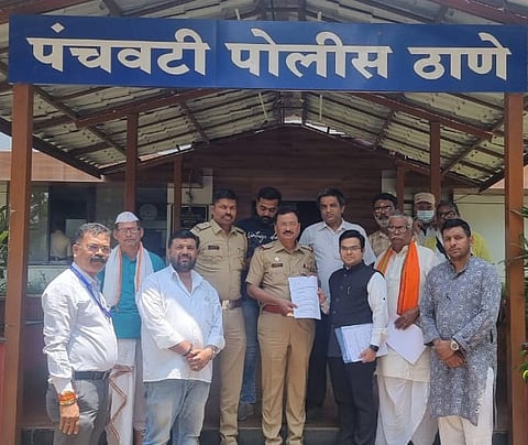 पंचवटी : पंचवटी पोलिस ठाण्याचे वरिष्ठ पोलिस निरीक्षक डॉ. सीताराम कोल्हे यांच्याकडे अमोल मिटकरींविरोधात तक्रार अर्ज सादर करताना पुरोहित संघाचे पदाधिकारी. (छाया: रवींद्र आखाडे)