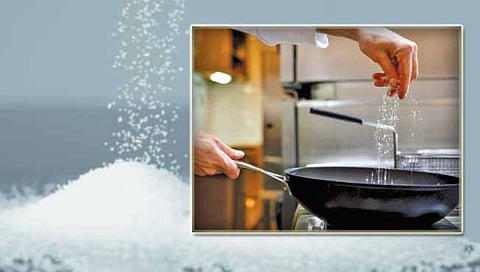 मीठ हे नेहमी हात उंच करून का टाकले जाते? जाणून घ्या काय आहे कारण