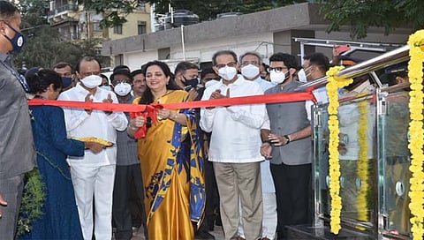 Mumbai : गिरगाव चौपाटीवरील "दर्शक गॅलरी"चे मुख्यमंत्री उद्धव ठाकरे यांच्या हस्ते लोकार्पण www.pudharinews.