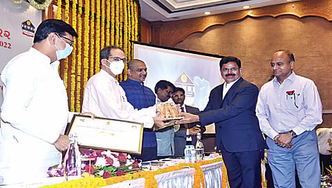 मुंबई : गतिमानता अभियानाअंतर्गत मुख्यमंत्री उद्धव ठाकरे यांच्या हस्ते पुरस्कार स्वीकारताना राधाकृष्ण गमे. समवेत ना. बाळासाहेब थोरात.