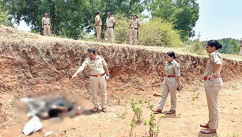 इगतपुरी : वैतरणा डॅमजवळ शेतात अर्धवट जळालेल्या मृतदेहाचा पंचनामा करताना सहायक पोलिस निरीक्षक दिलीप खेडकर व पोलिस पथक.