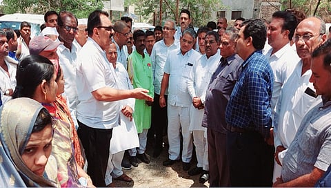 धुळे : विजेच्या खेळखंडोब्या विरोधात शिरपूर तालुक्यातील संतप्त शेतक-यांचा मोर्चा