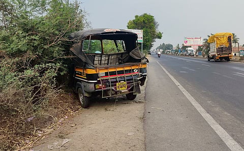 पुणे -सोलापूर महामार्गावर रिक्षाला अपघात, ९ विद्यार्थी जखमी