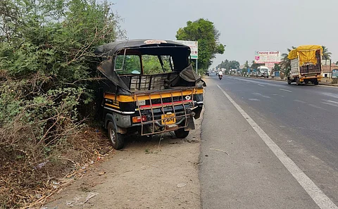 पुणे -सोलापूर महामार्गावर रिक्षाला अपघात, ९ विद्यार्थी जखमी