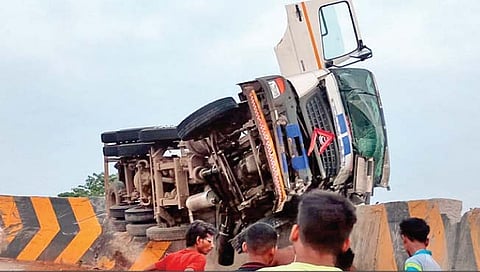 रत्नागिरी : खेड तालुक्यातील भोस्ते घाटात टँकरचा अपघात