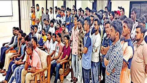 रत्नागिरी : येथील पत्रकार परिषदेला उपस्थित असलेले कामगार.