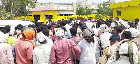 बीड : रमेश नेहरकरच्या नातेवाईकांचा मृतदेहासह पाोलीस ठाण्यात ठिय्या, मारेकर्यांना अटक करण्याची मागणी