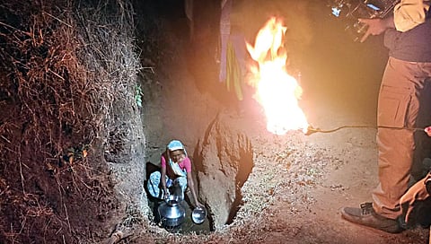 सुरगाणा : रात्री टेंभ्याच्या उजेडात झर्यातून पाणी भरताना महिला.