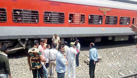 जळगाव : रेल्वेगाडीच्या अत्याधुनिक यंत्रणेच्या सतर्कतेने वेळीच आग आटोक्यात !